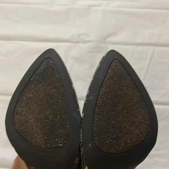 BCBG Women’s faux snake skin design. Gently used. Size 6.5 - Picture 7 of 11